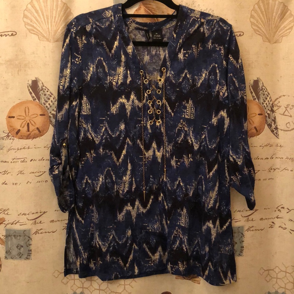 Quarter length sleeve black blue and gold V-neck